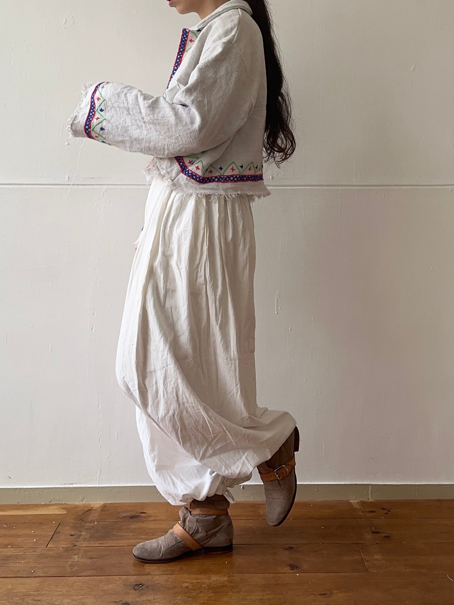 giacca corta in lino vecchio cucita a mano