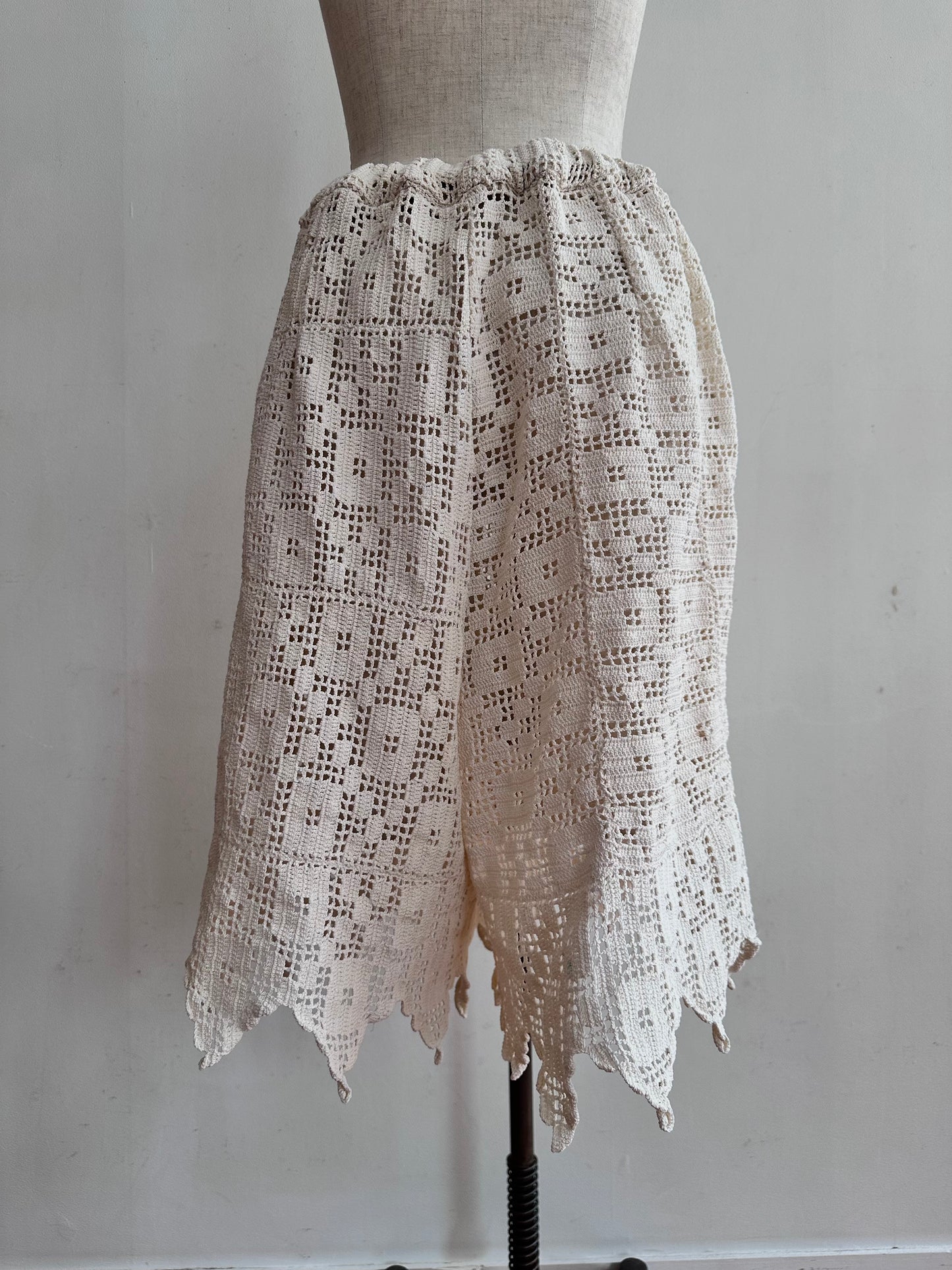 old crochet lace tuck short pants