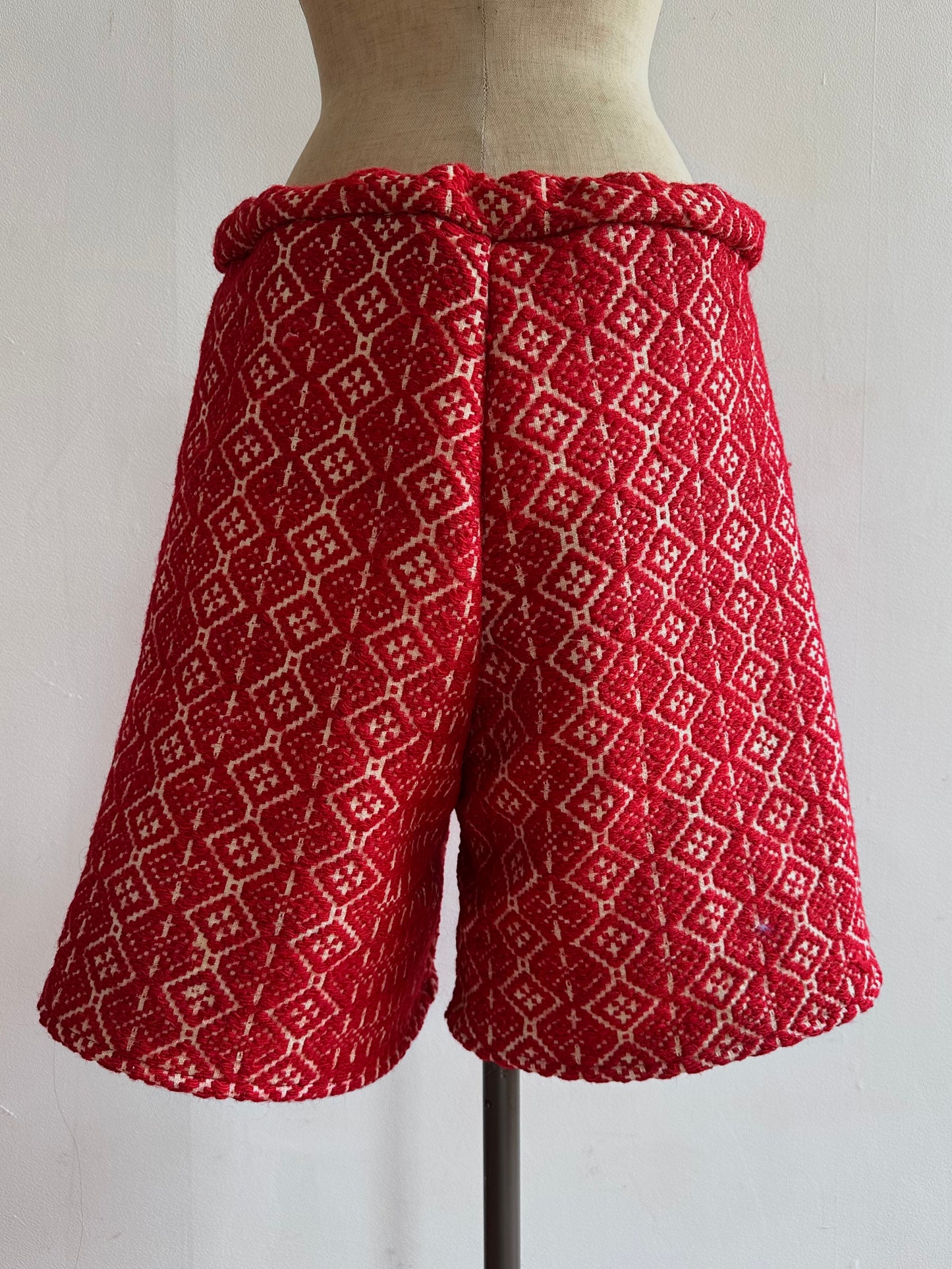 old coverlet short pants / red