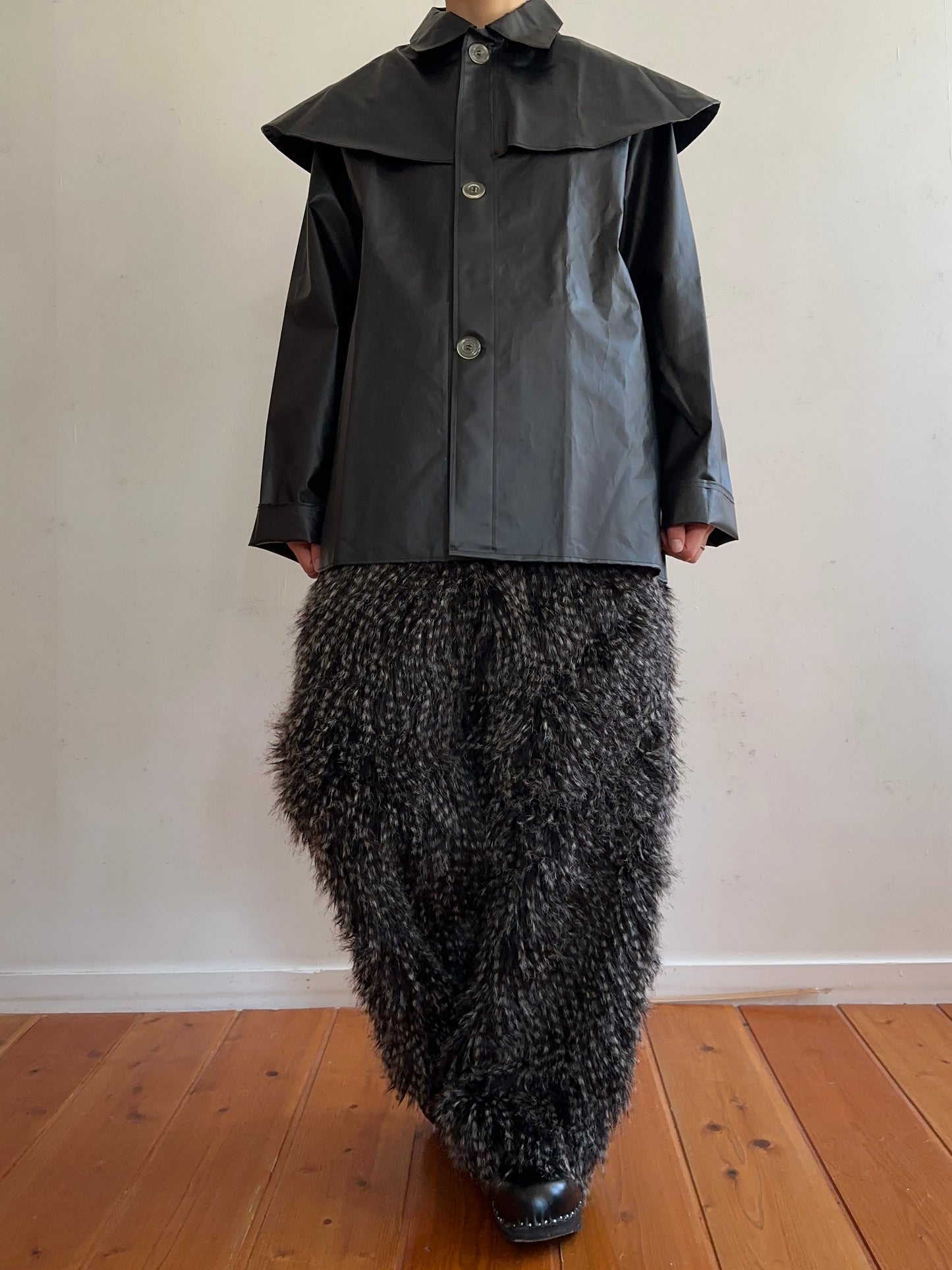 old fur pants / peacock black