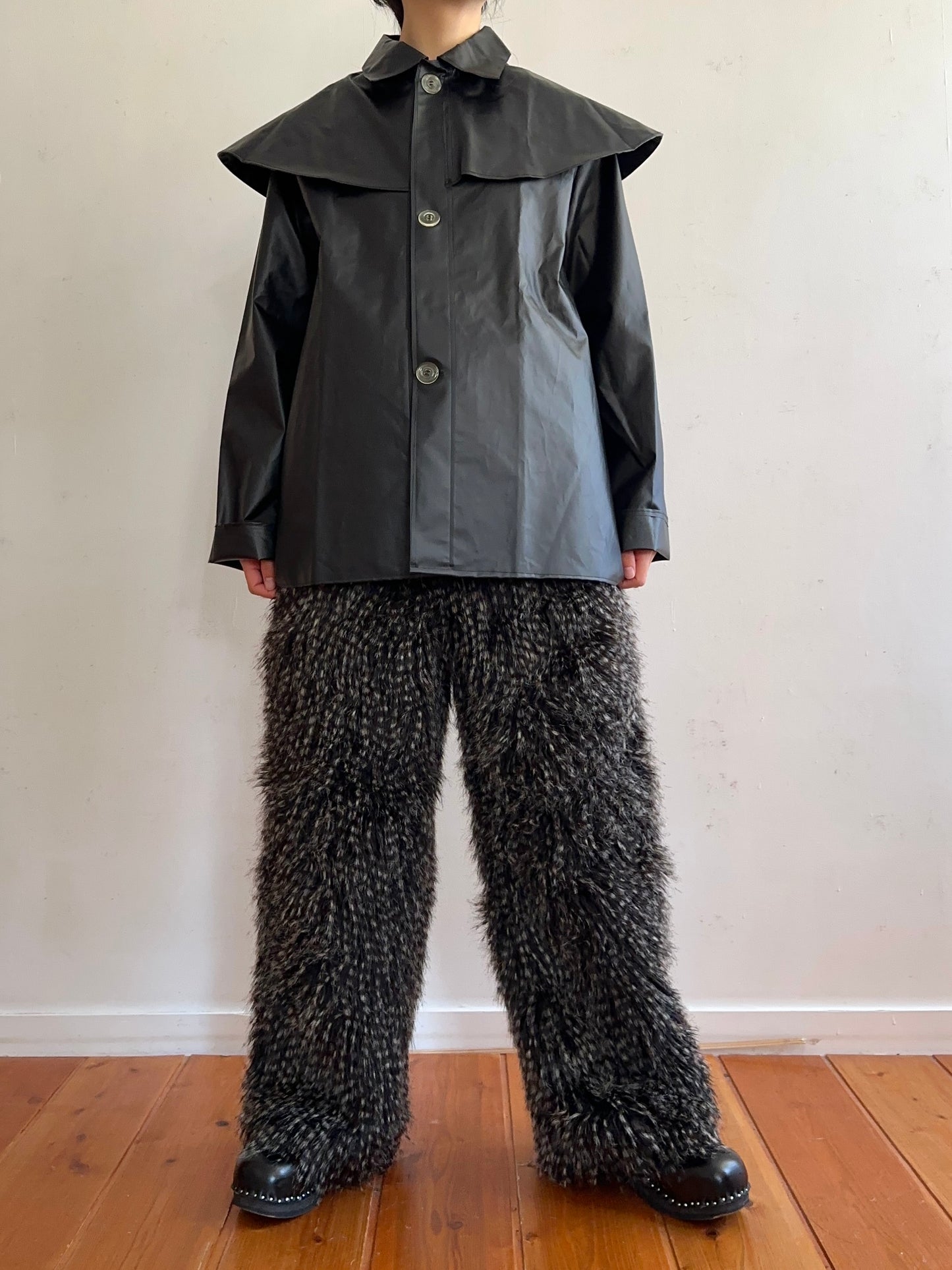 old fur pants / peacock black