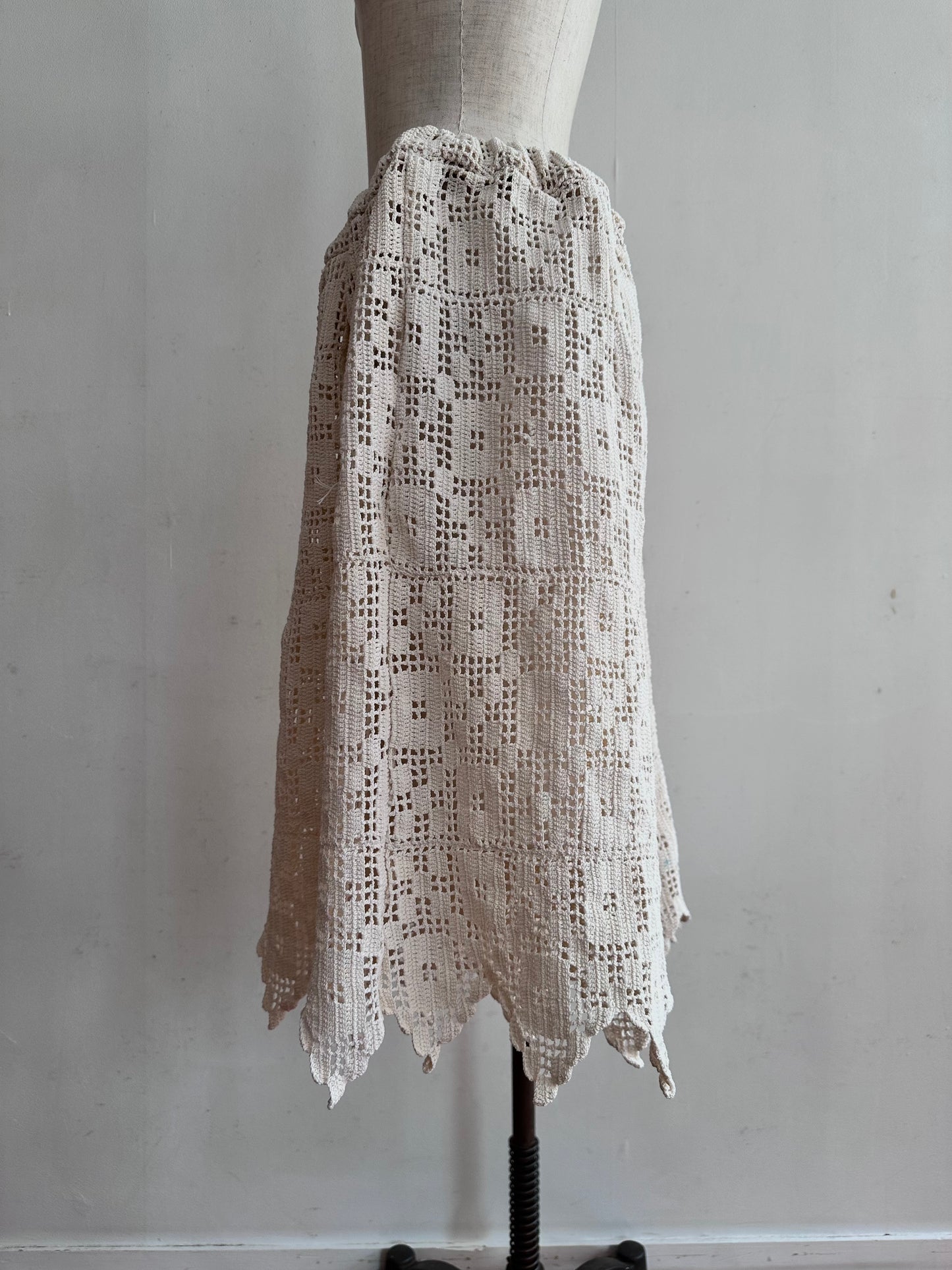 old crochet lace tuck short pants
