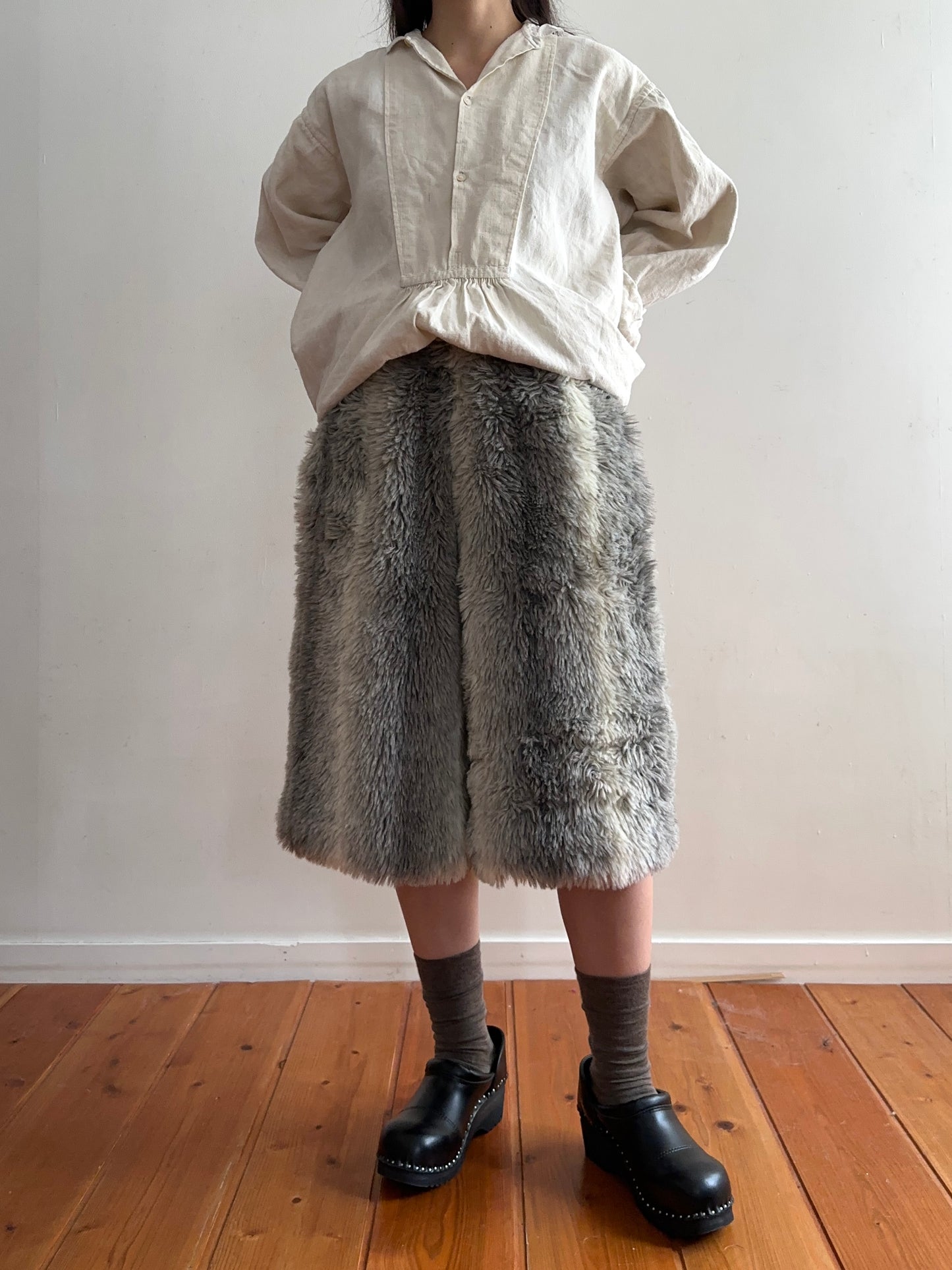 old fur half pants / gray×white
