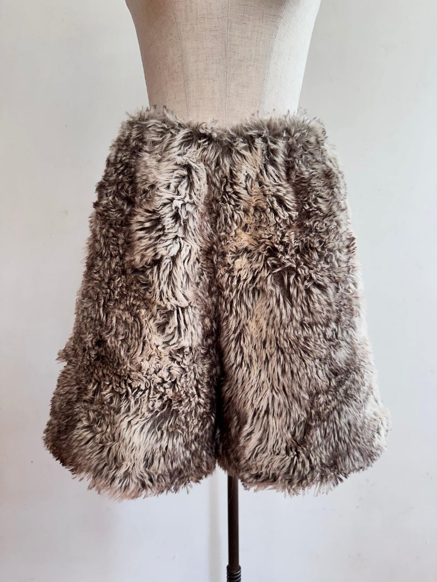 old fur short pants / wolf greige