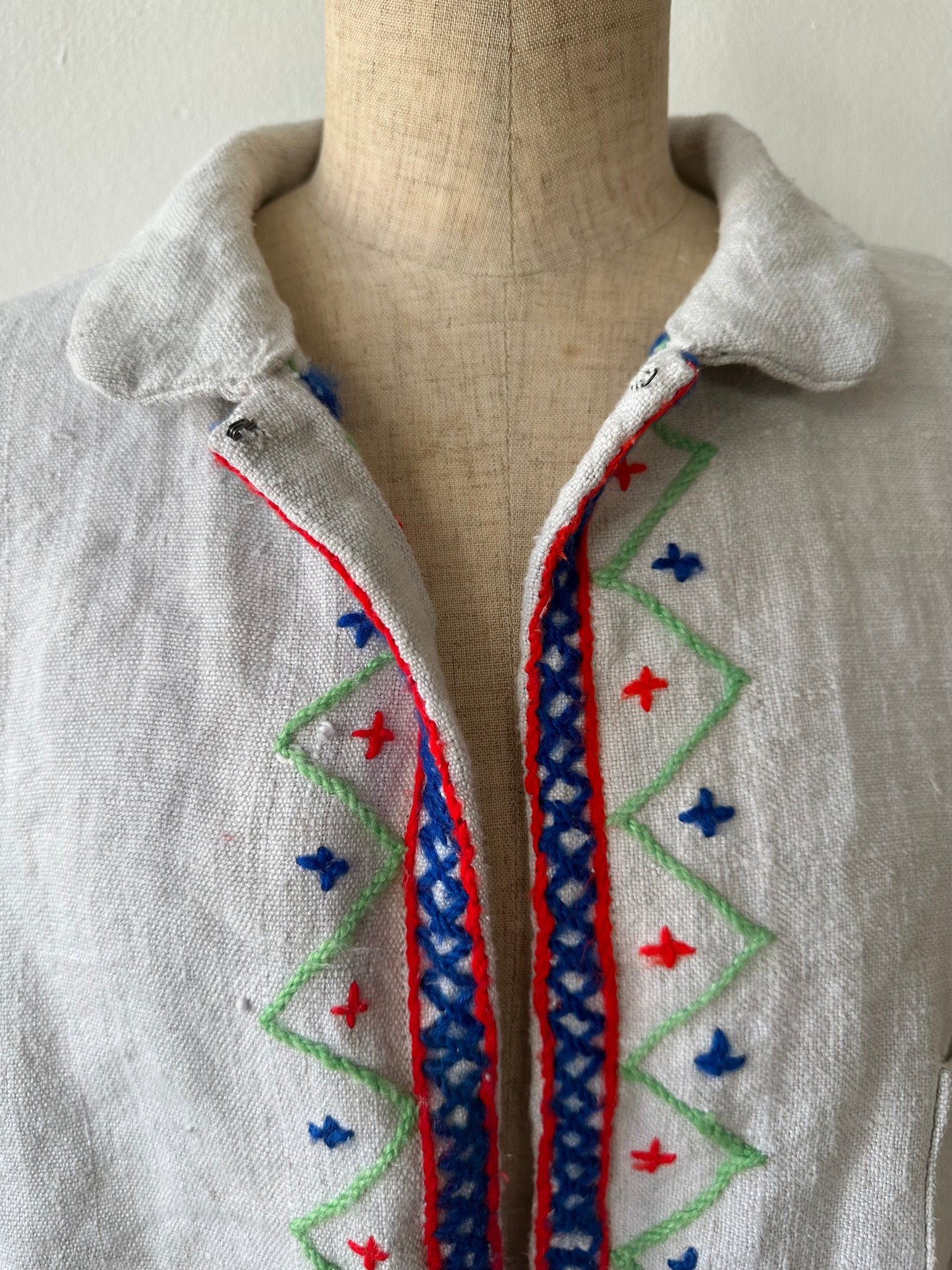 giacca corta in lino vecchio cucita a mano