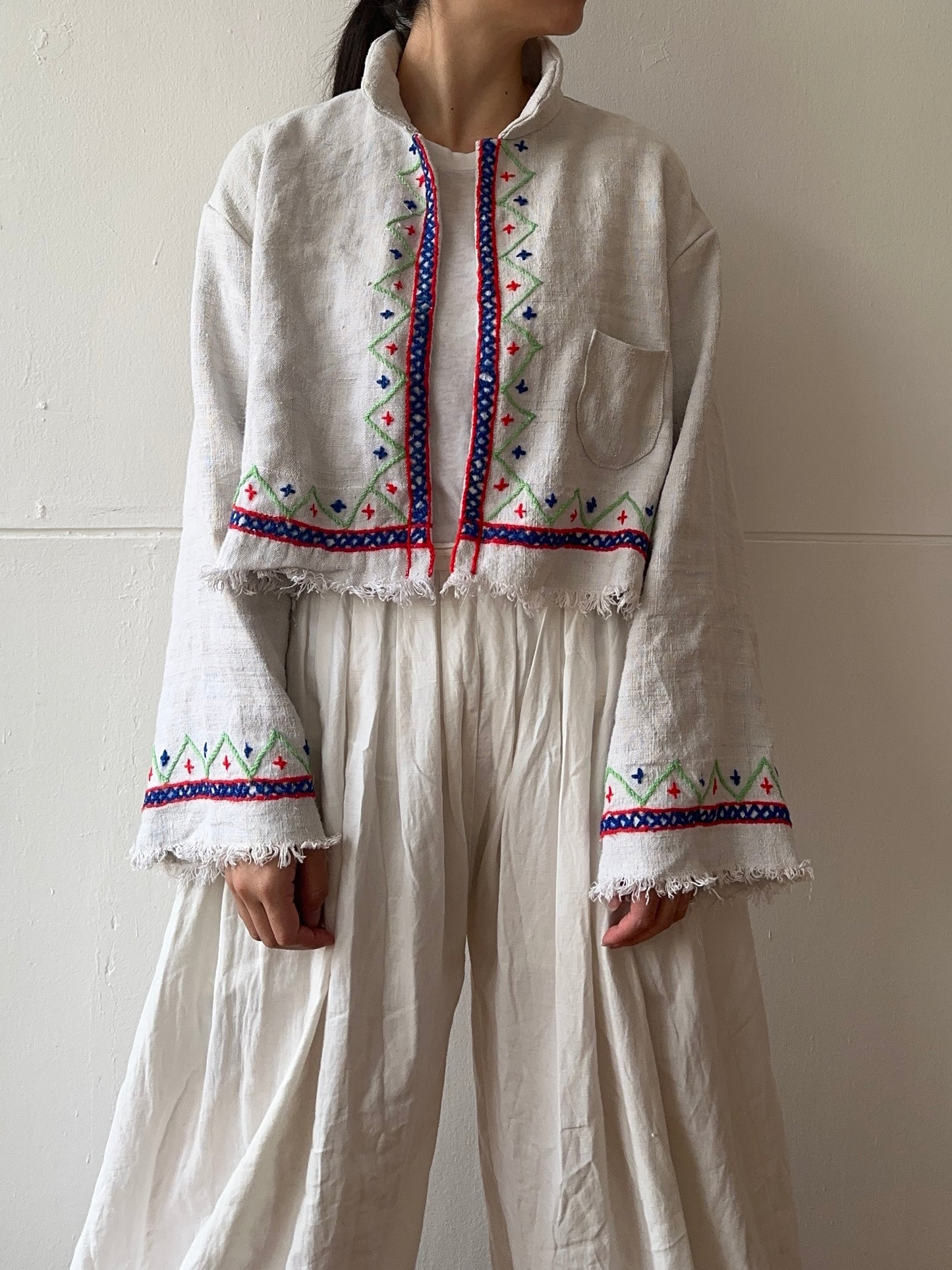 giacca corta in lino vecchio cucita a mano