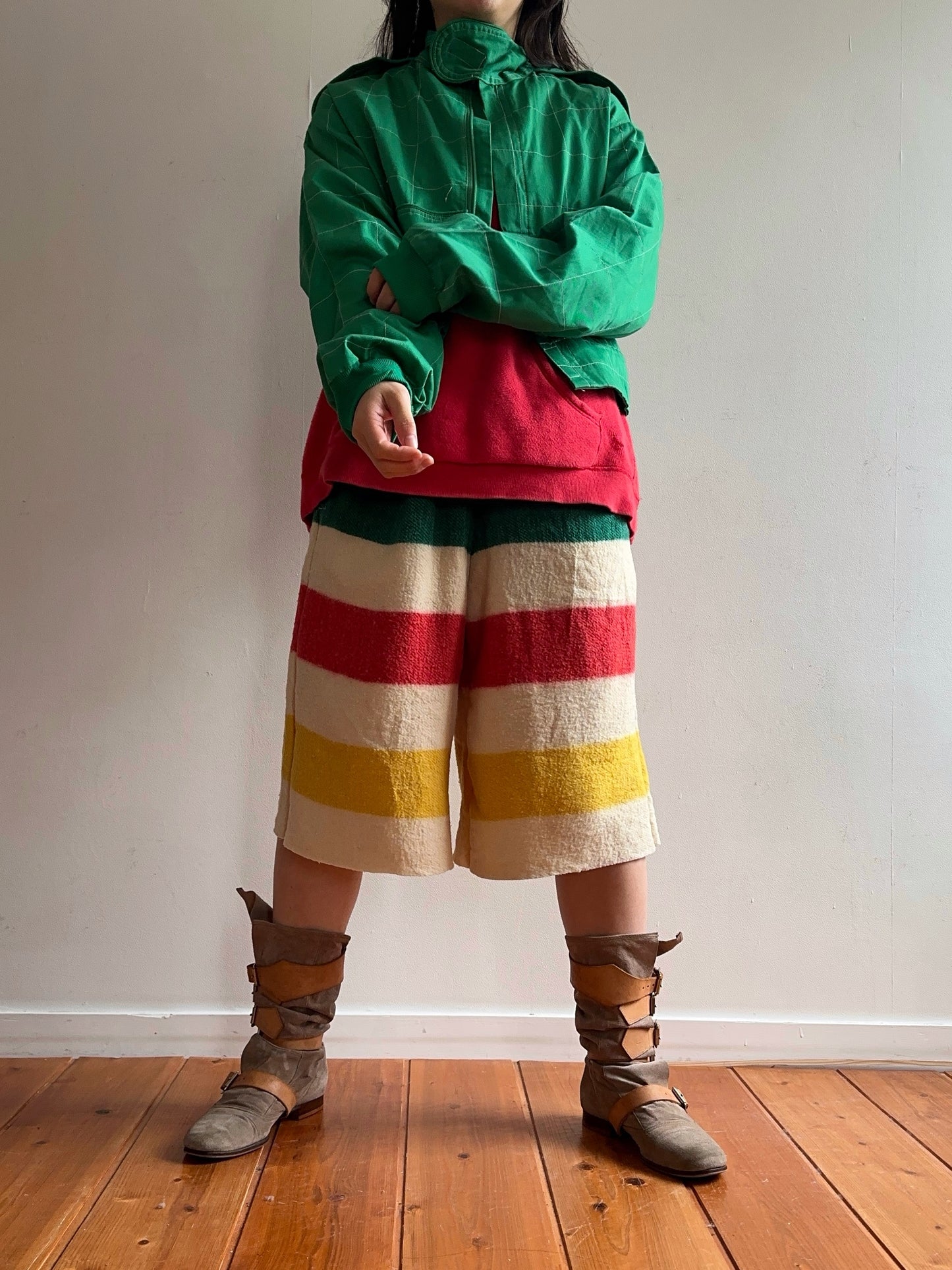 old blanket short pants / border