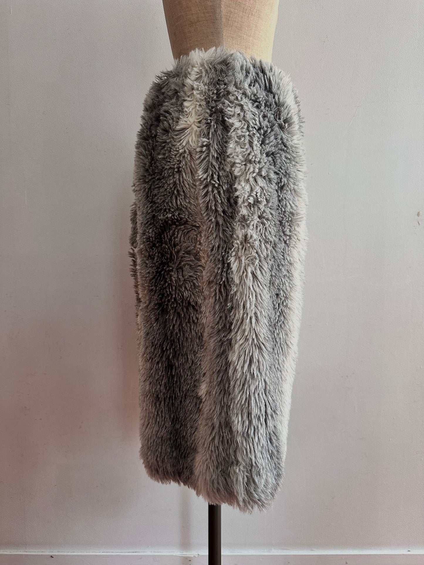 old fur half pants / gray×white