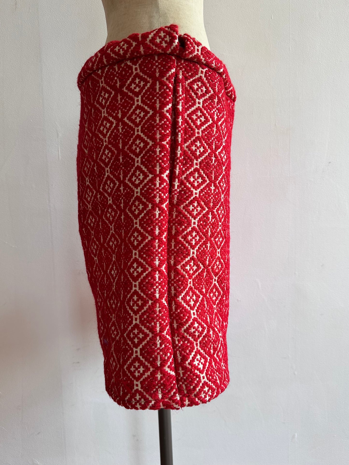 old coverlet short pants / red