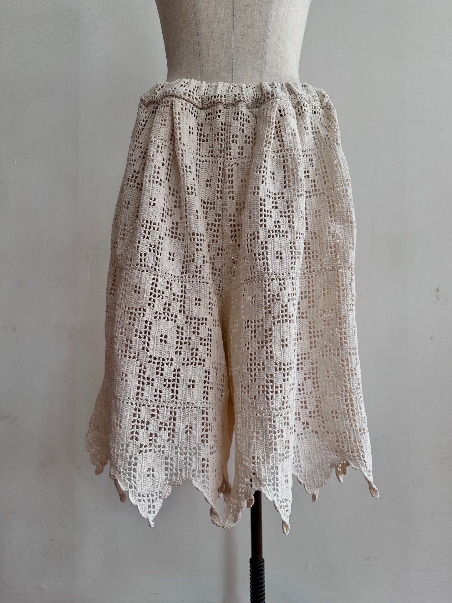 old crochet lace tuck short pants