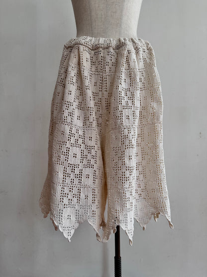 old crochet lace tuck short pants