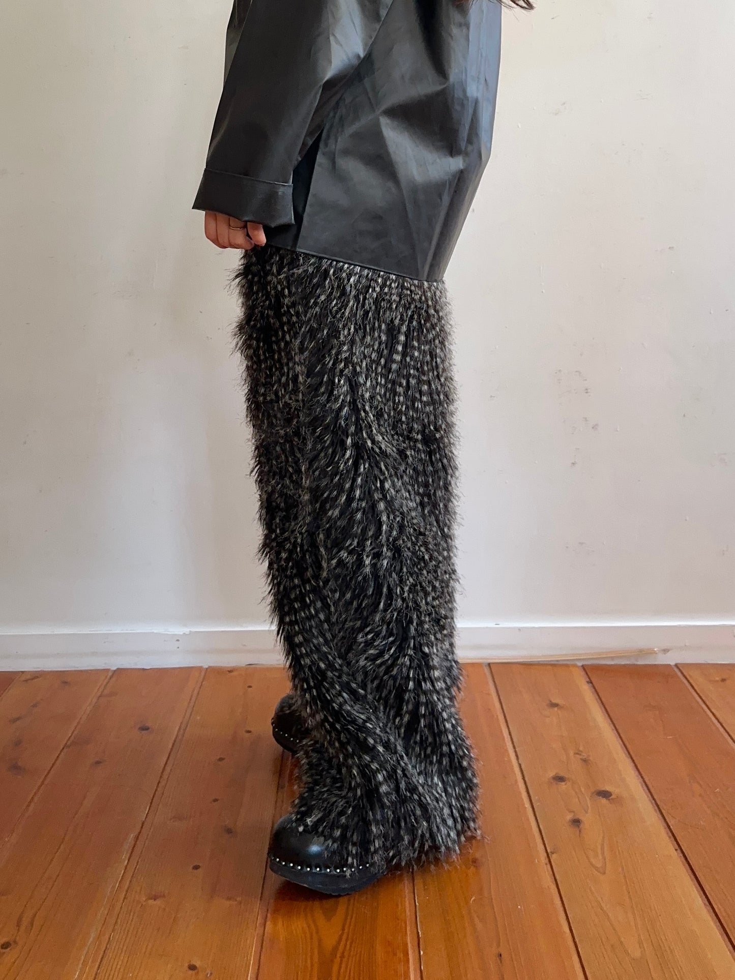 old fur pants / peacock black