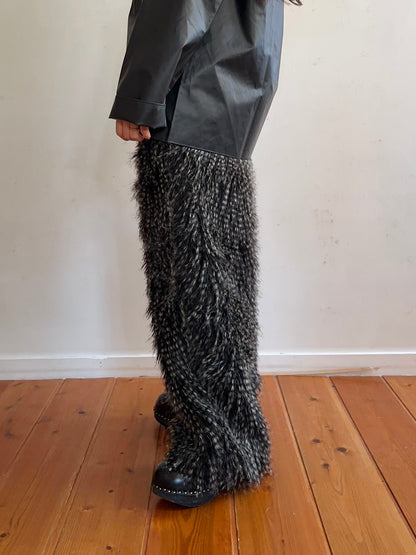 old fur pants / peacock black
