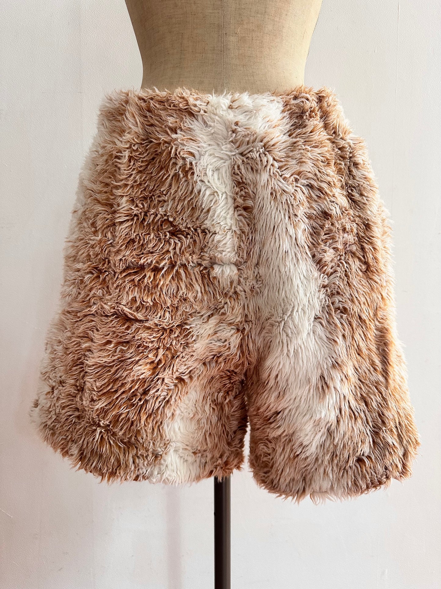 old fur short pants /gizmo