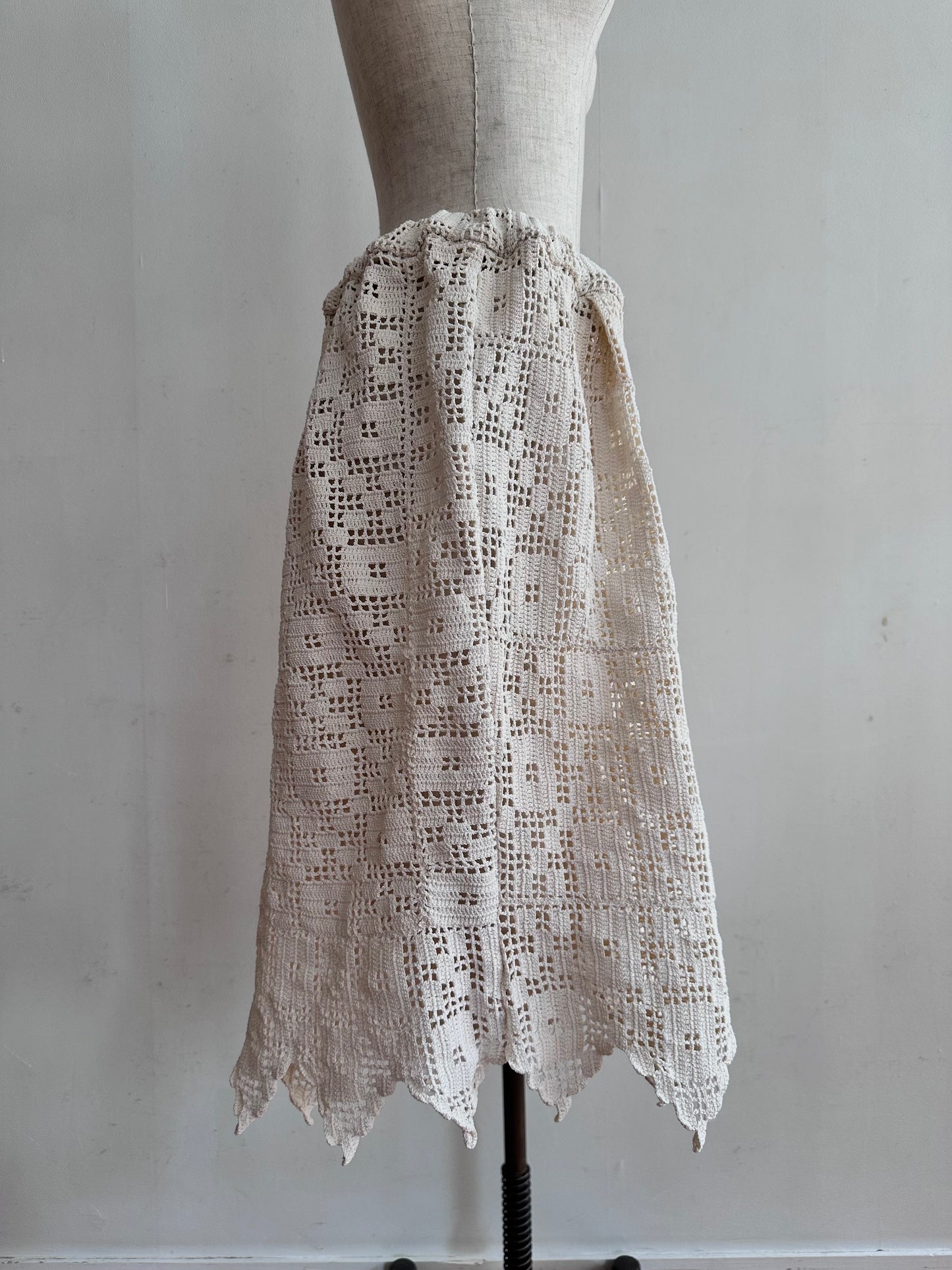 old crochet lace tuck short pants