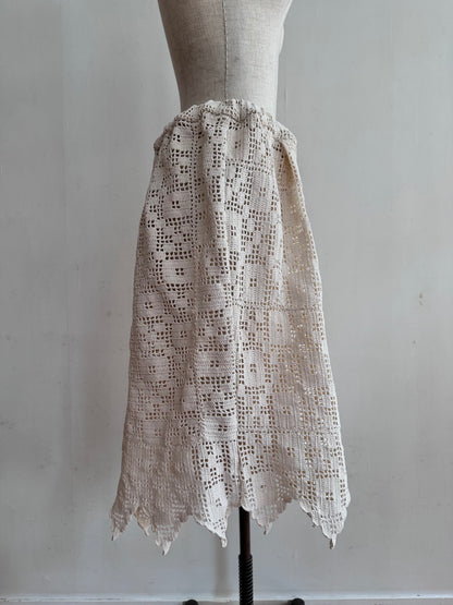 old crochet lace tuck short pants