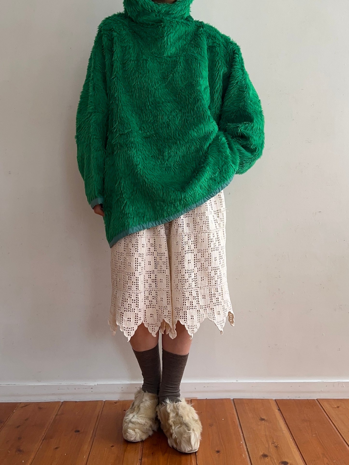 old crochet lace tuck short pants