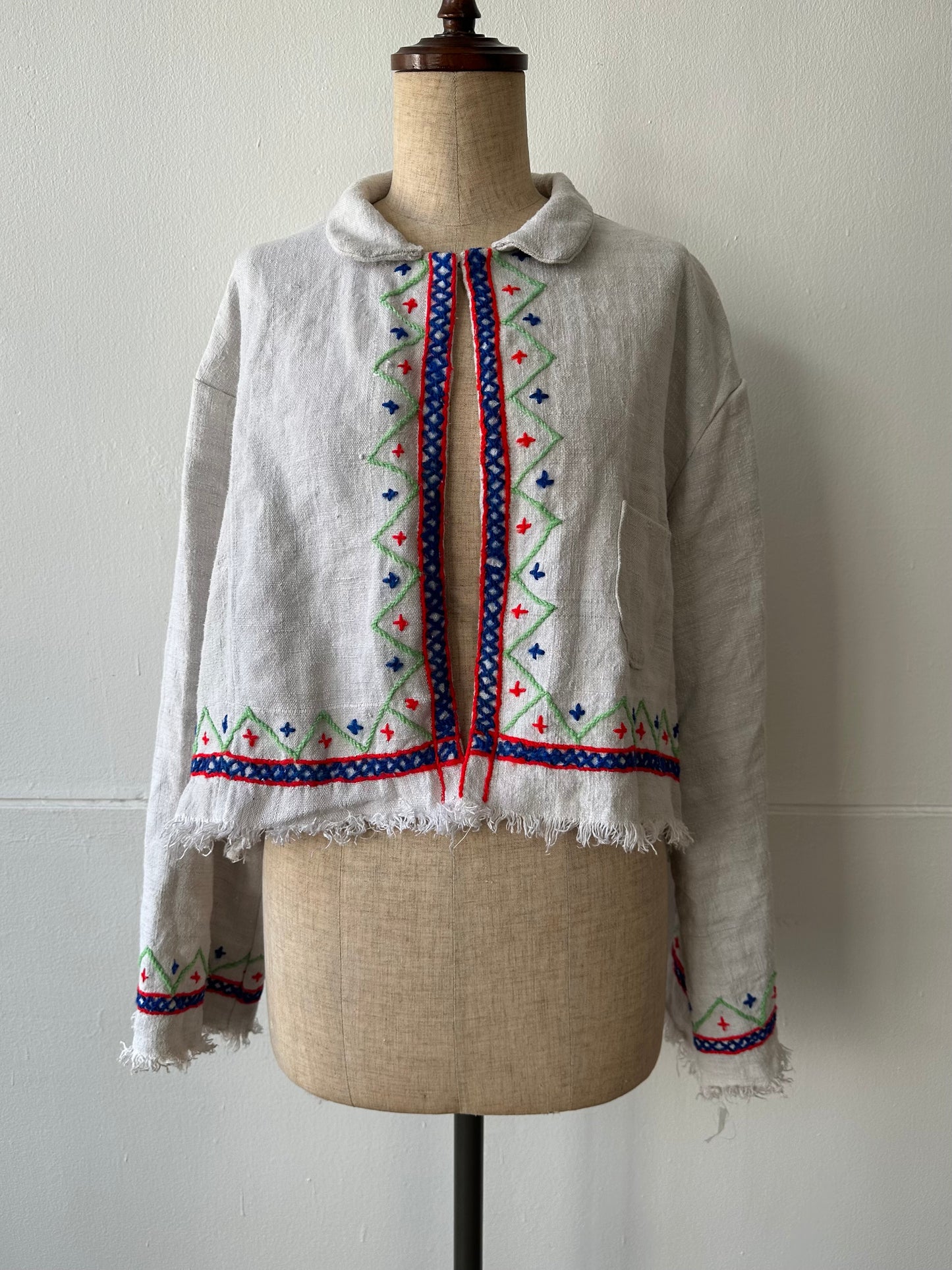 giacca corta in lino vecchio cucita a mano