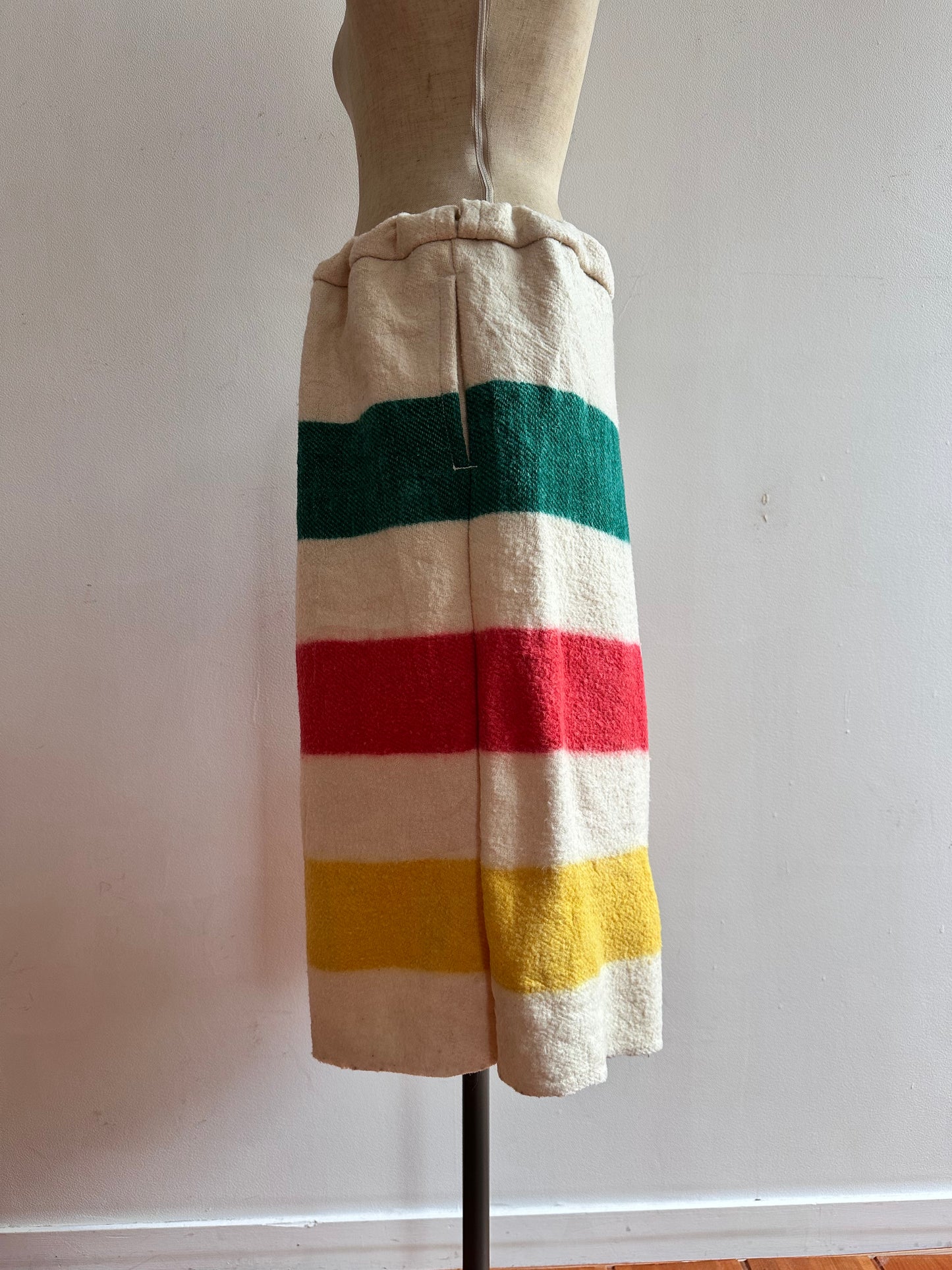 old blanket short pants / border