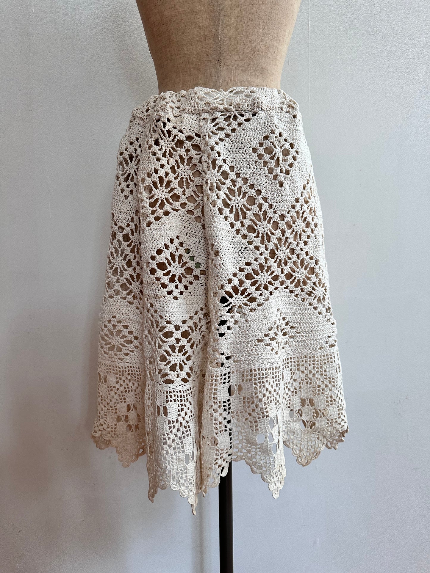 old crochet lace tuck short pants