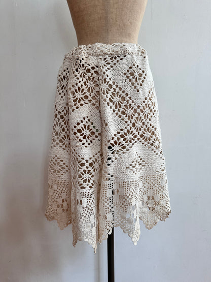 old crochet lace tuck short pants