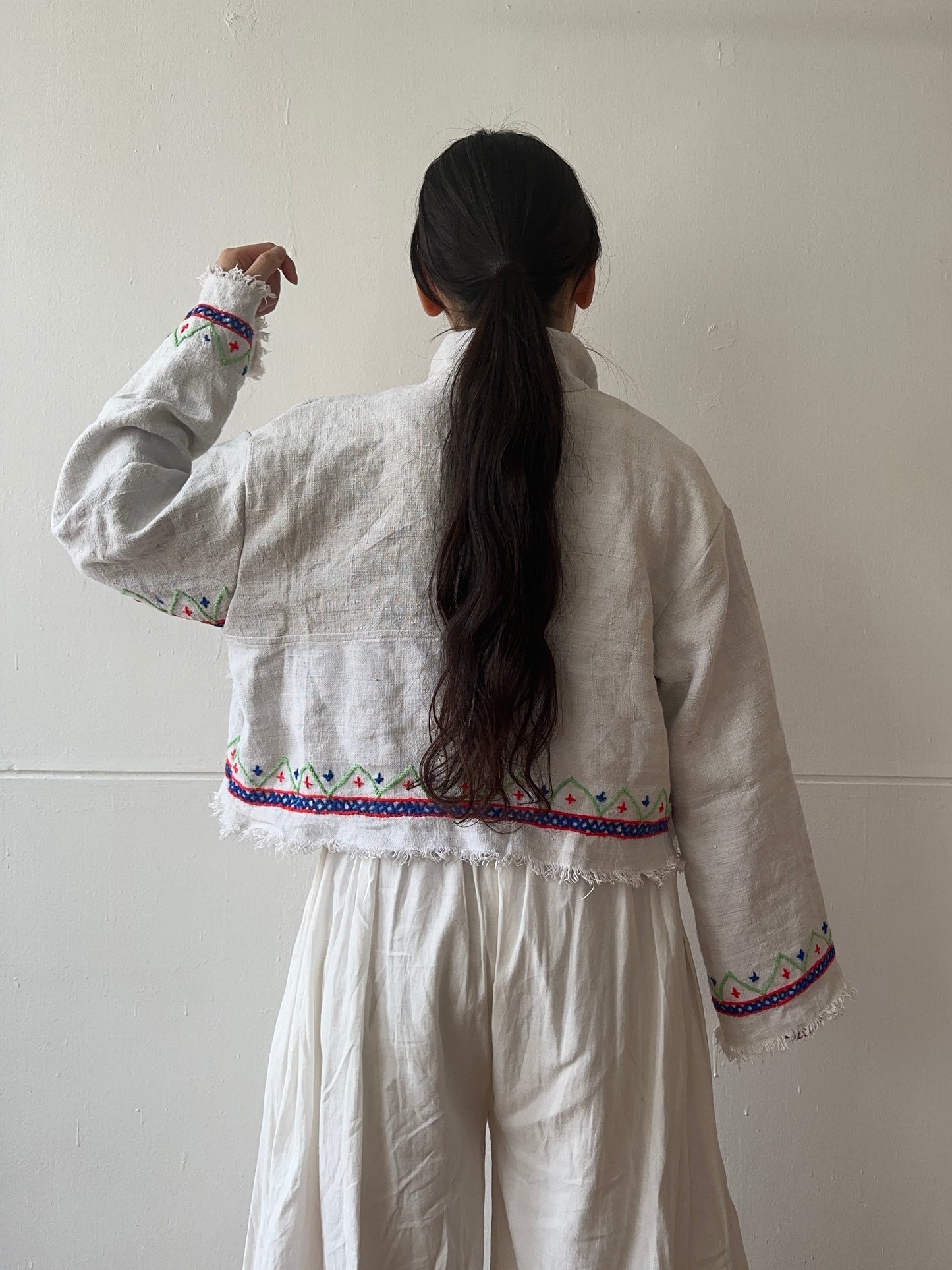 giacca corta in lino vecchio cucita a mano