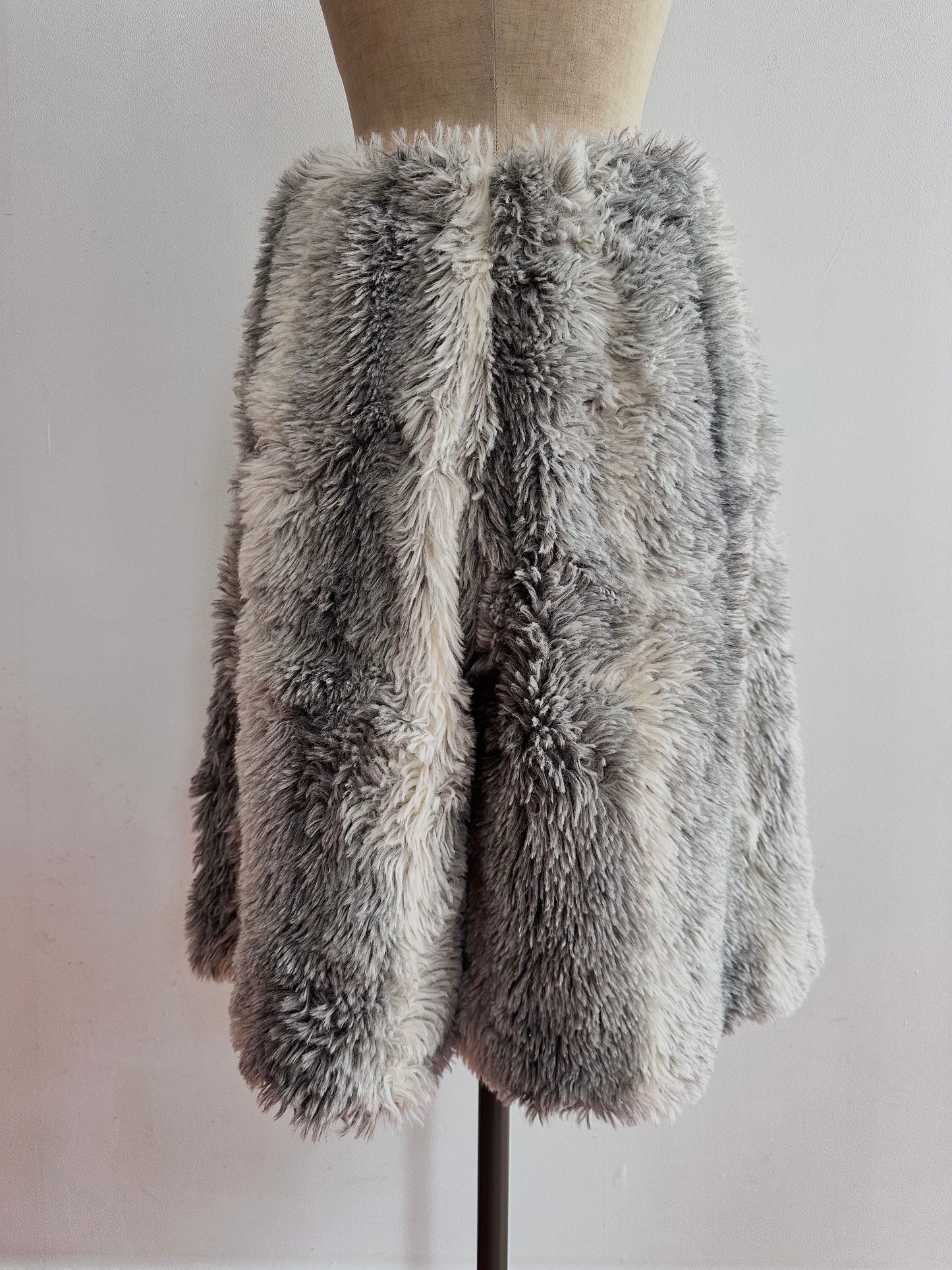old fur half pants / gray×white