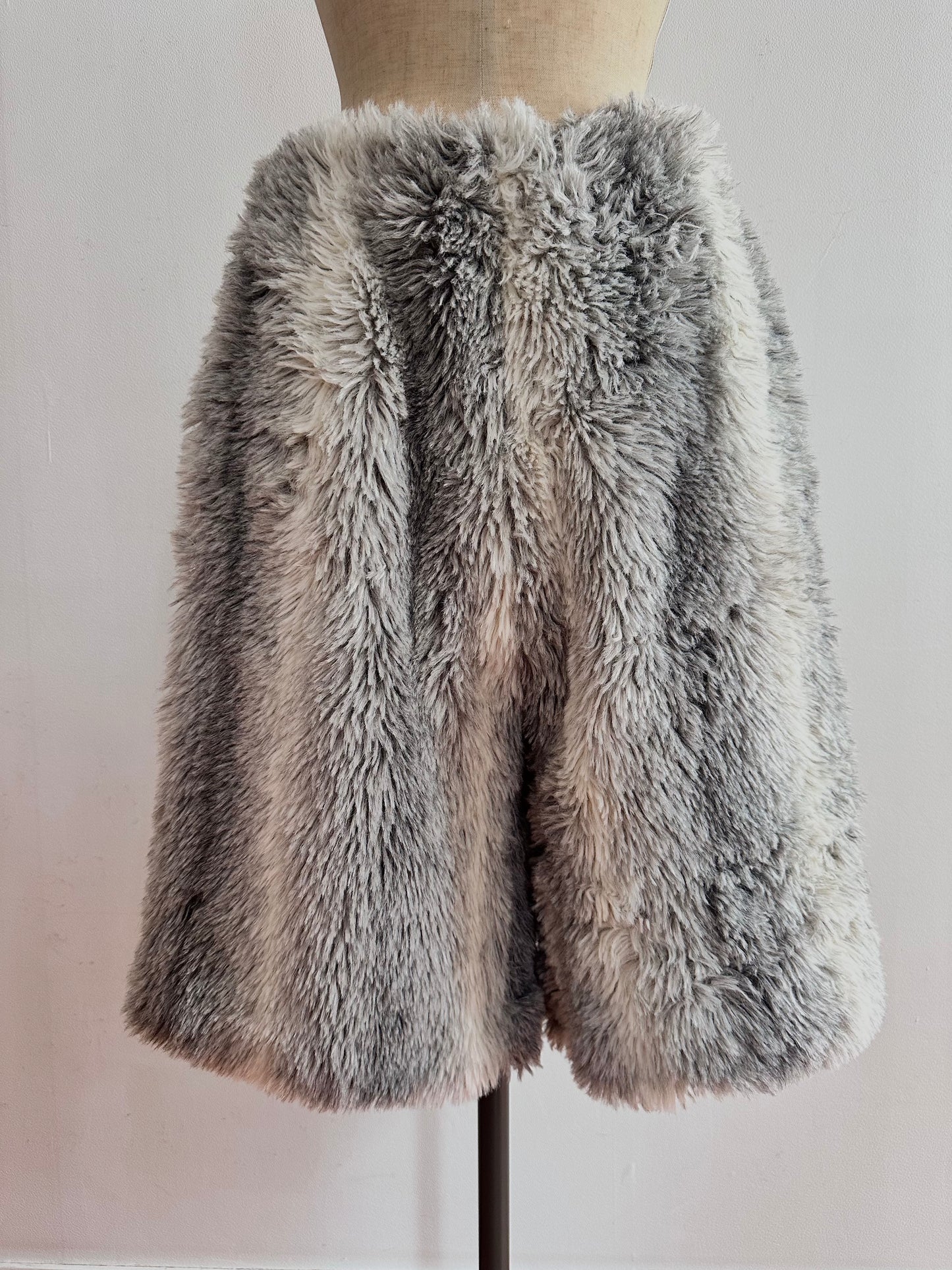 old fur half pants / gray×white