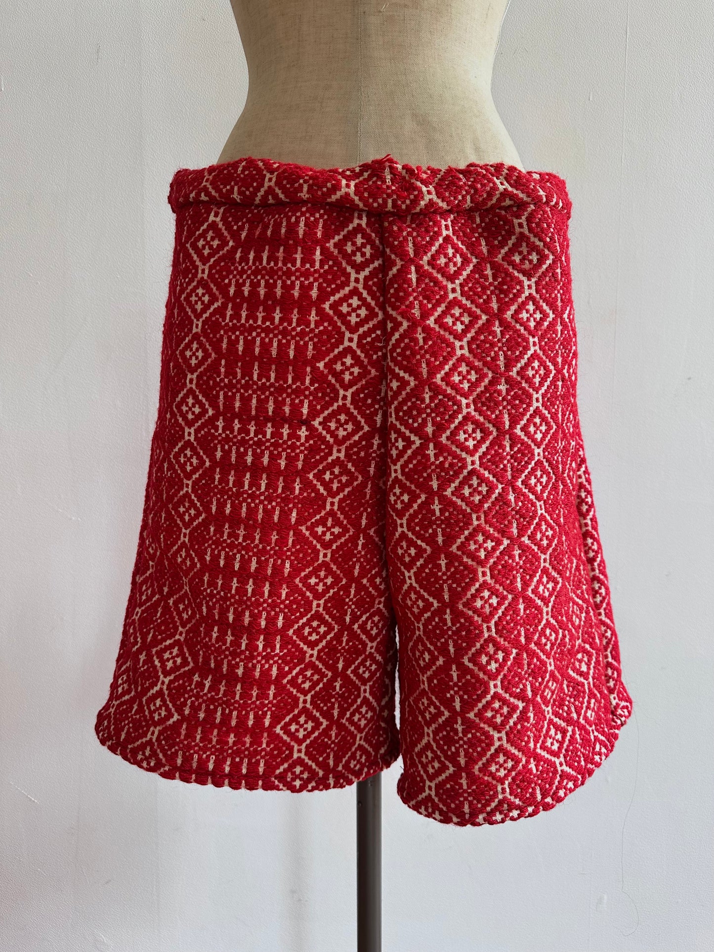 old coverlet short pants / red
