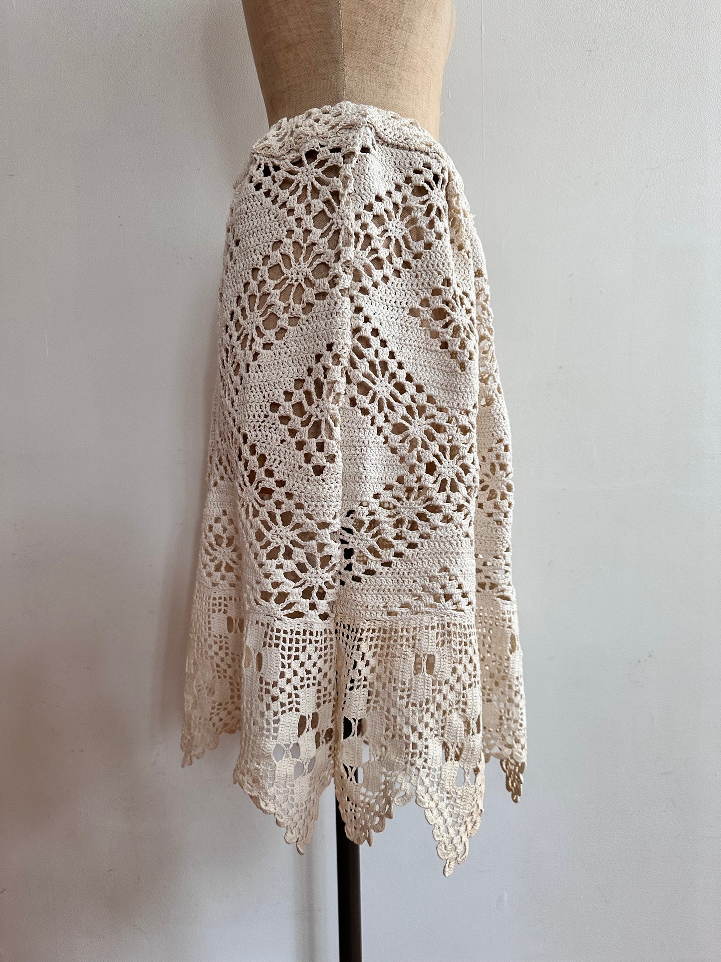 old crochet lace tuck short pants