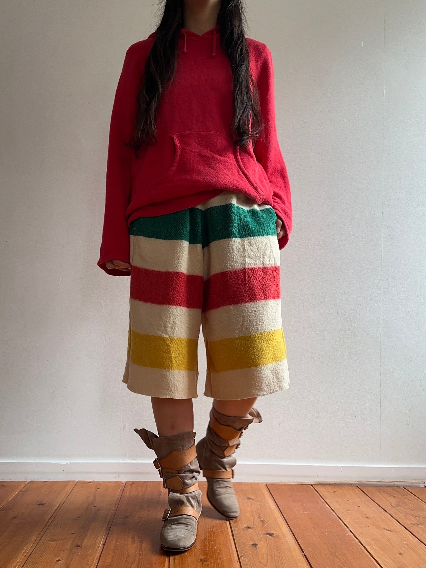 old blanket short pants / border