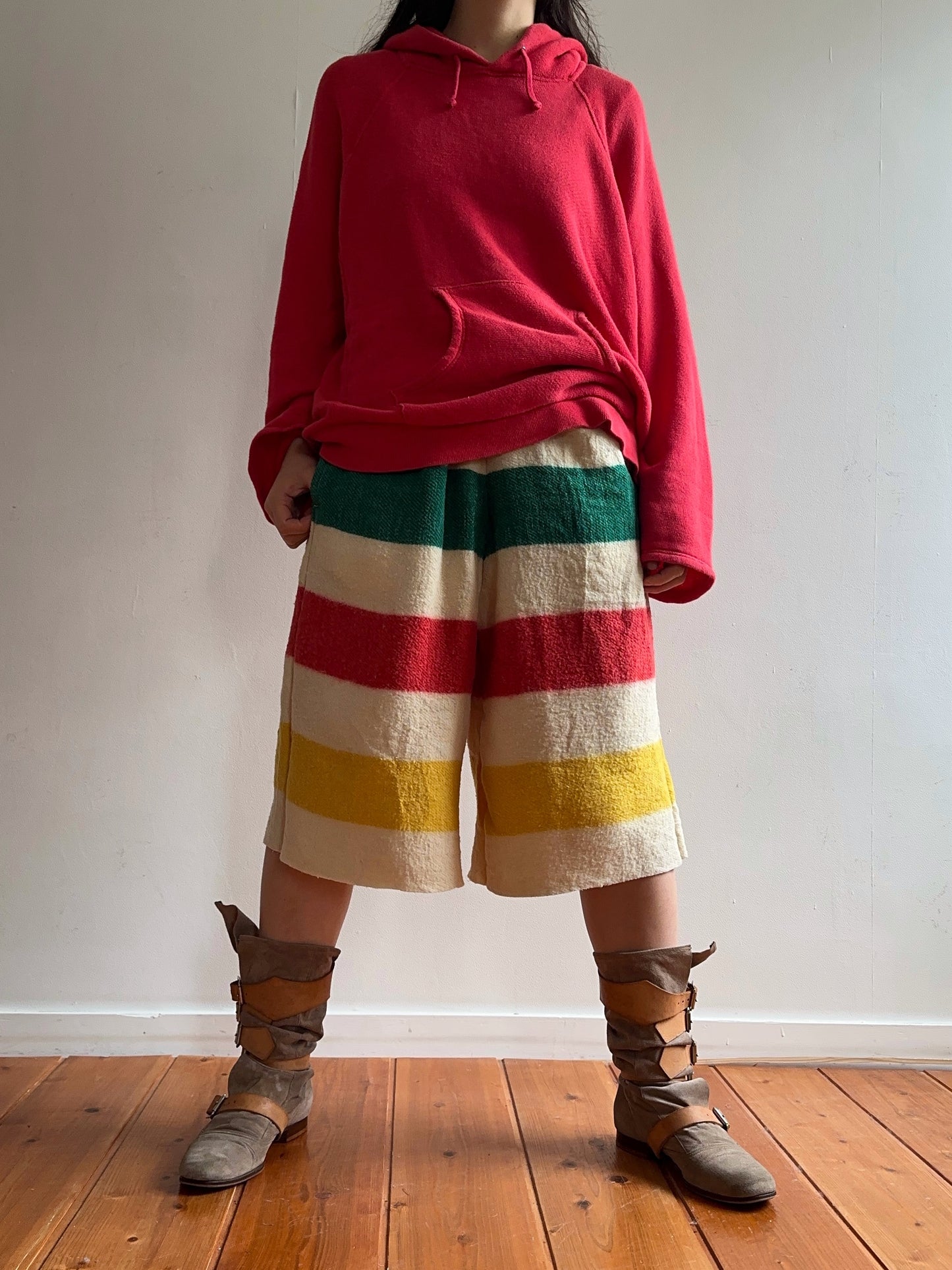 old blanket short pants / border