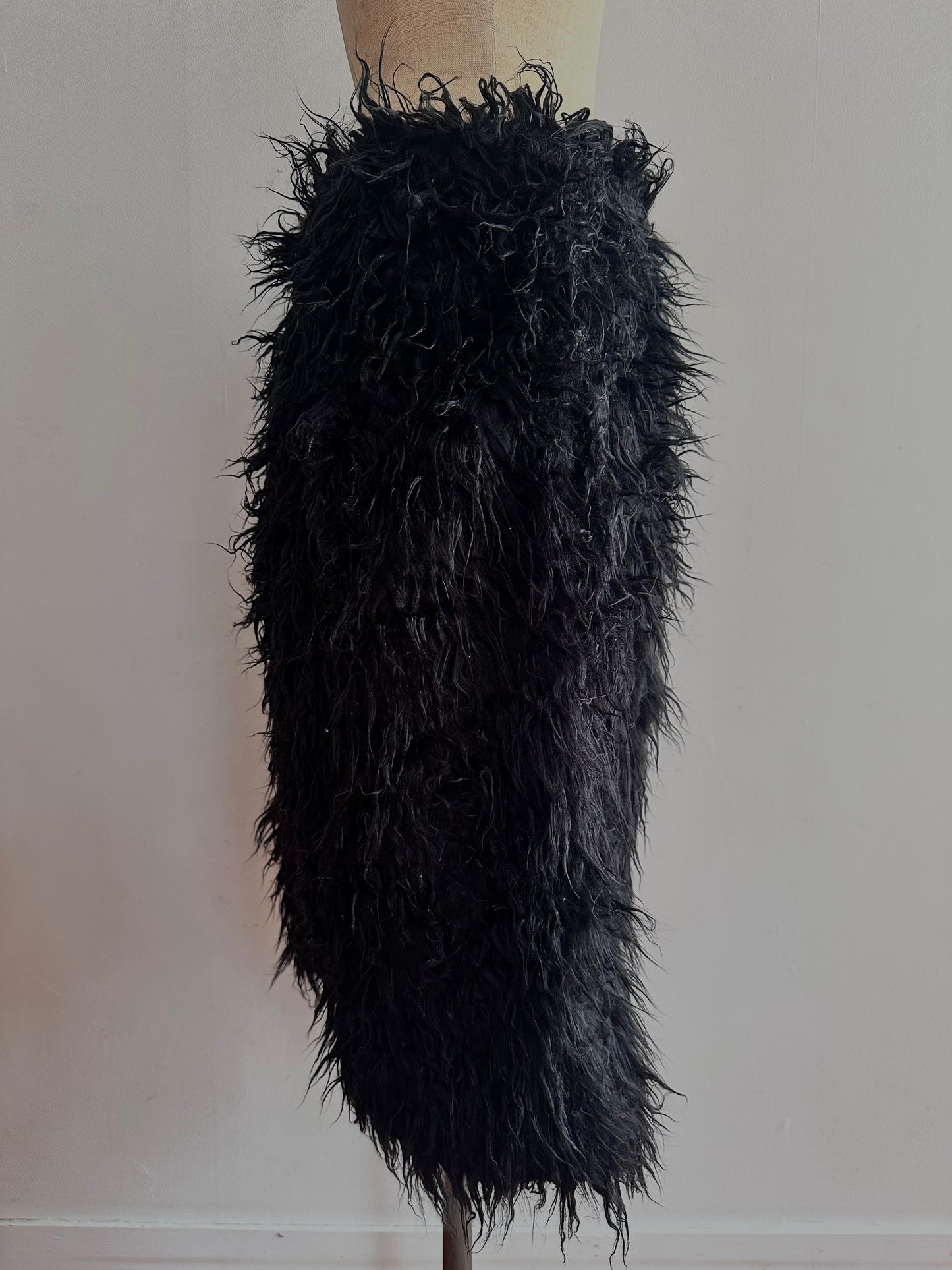 old fur half pants / black