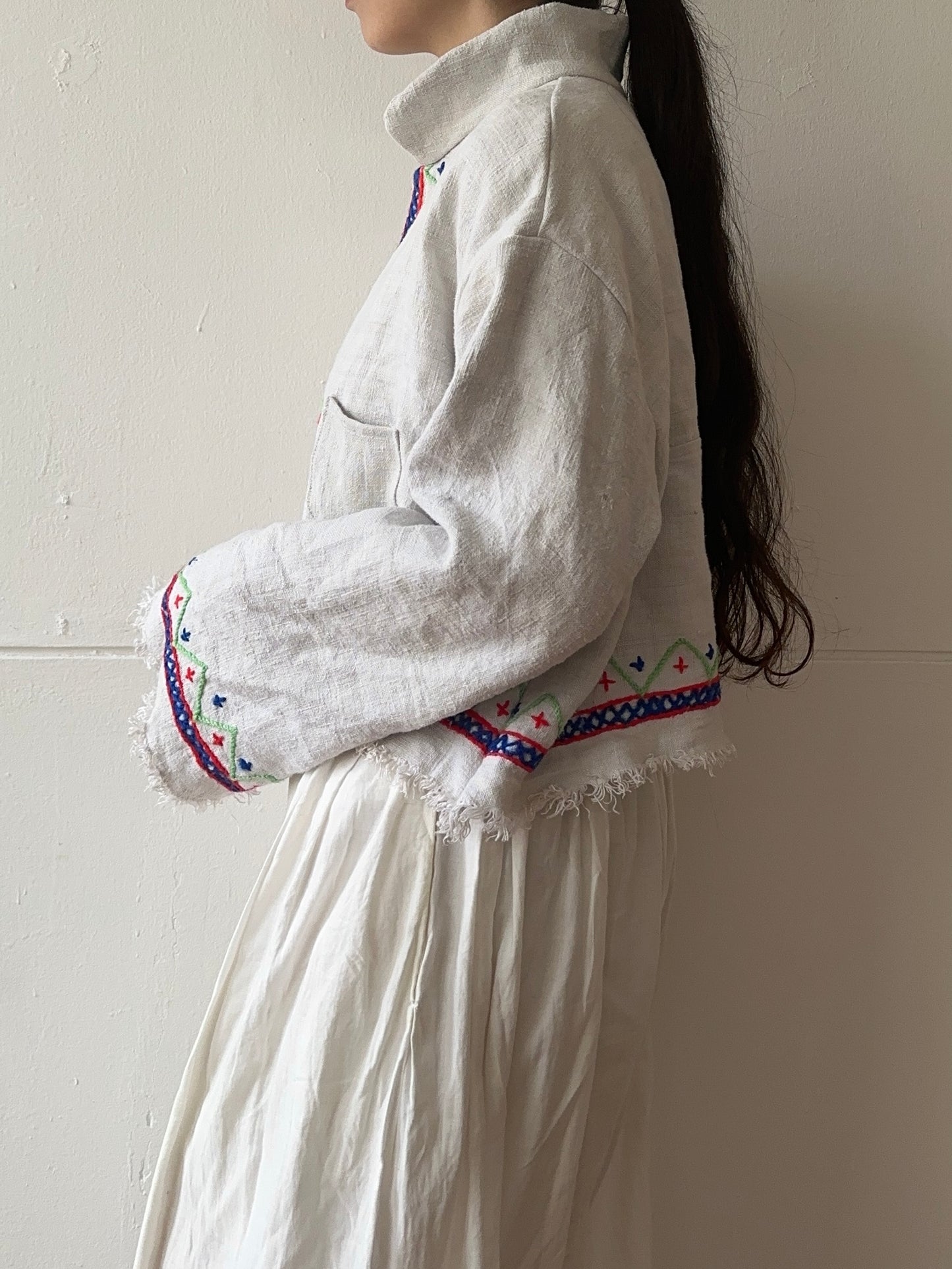 giacca corta in lino vecchio cucita a mano