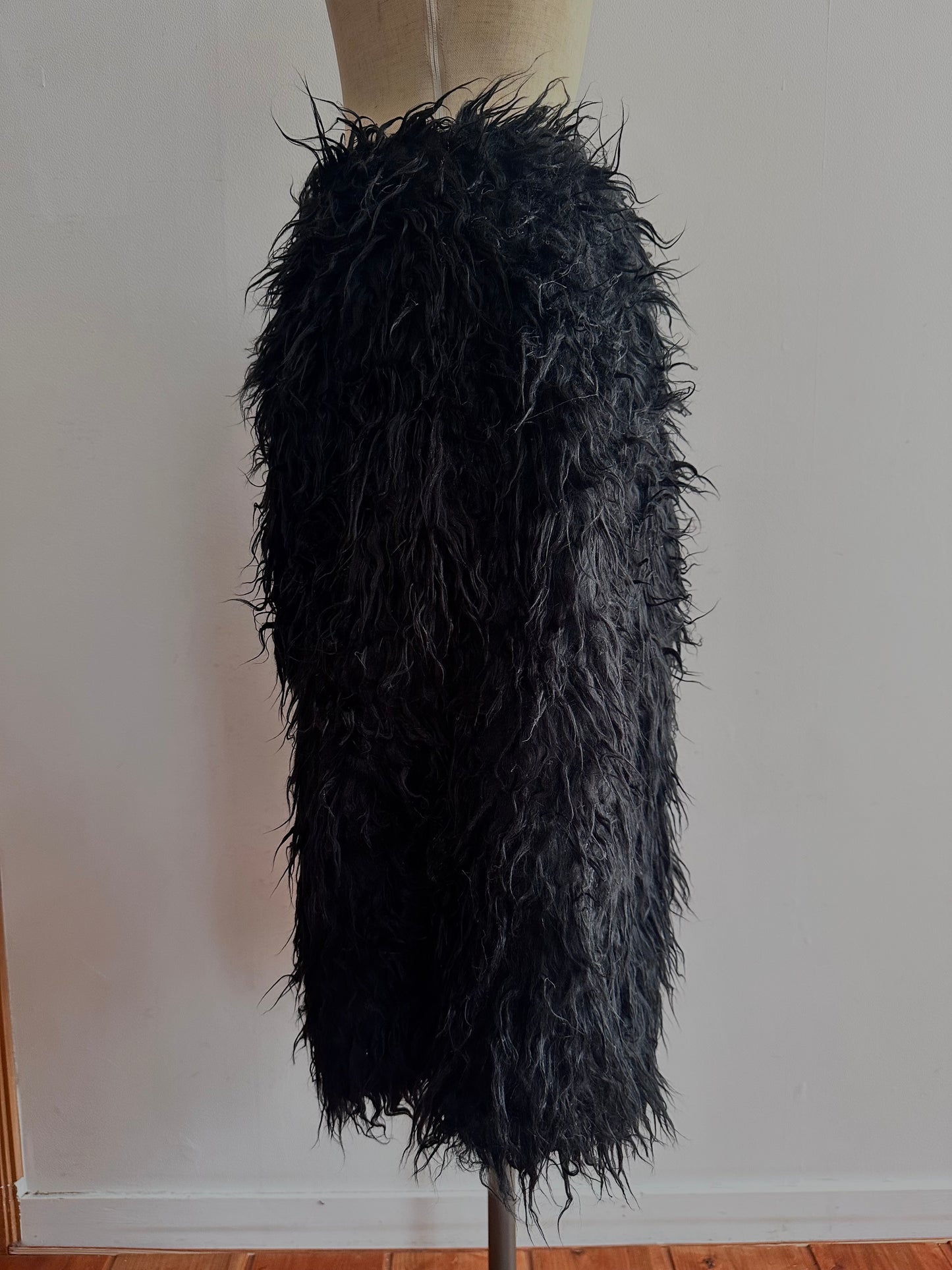 old fur half pants / black
