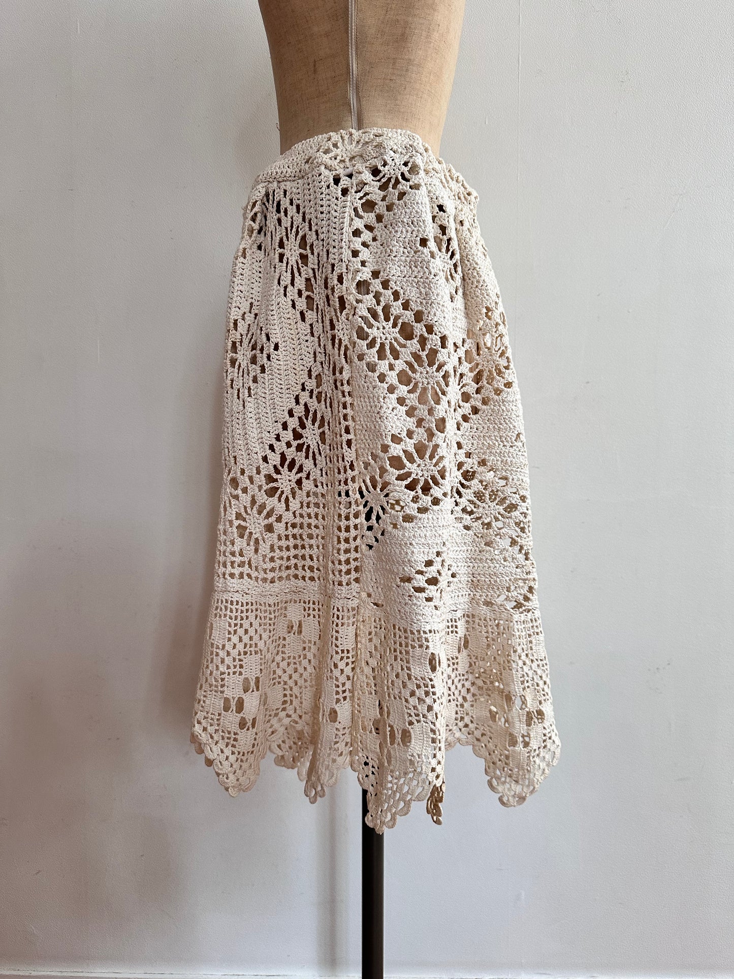 old crochet lace tuck short pants