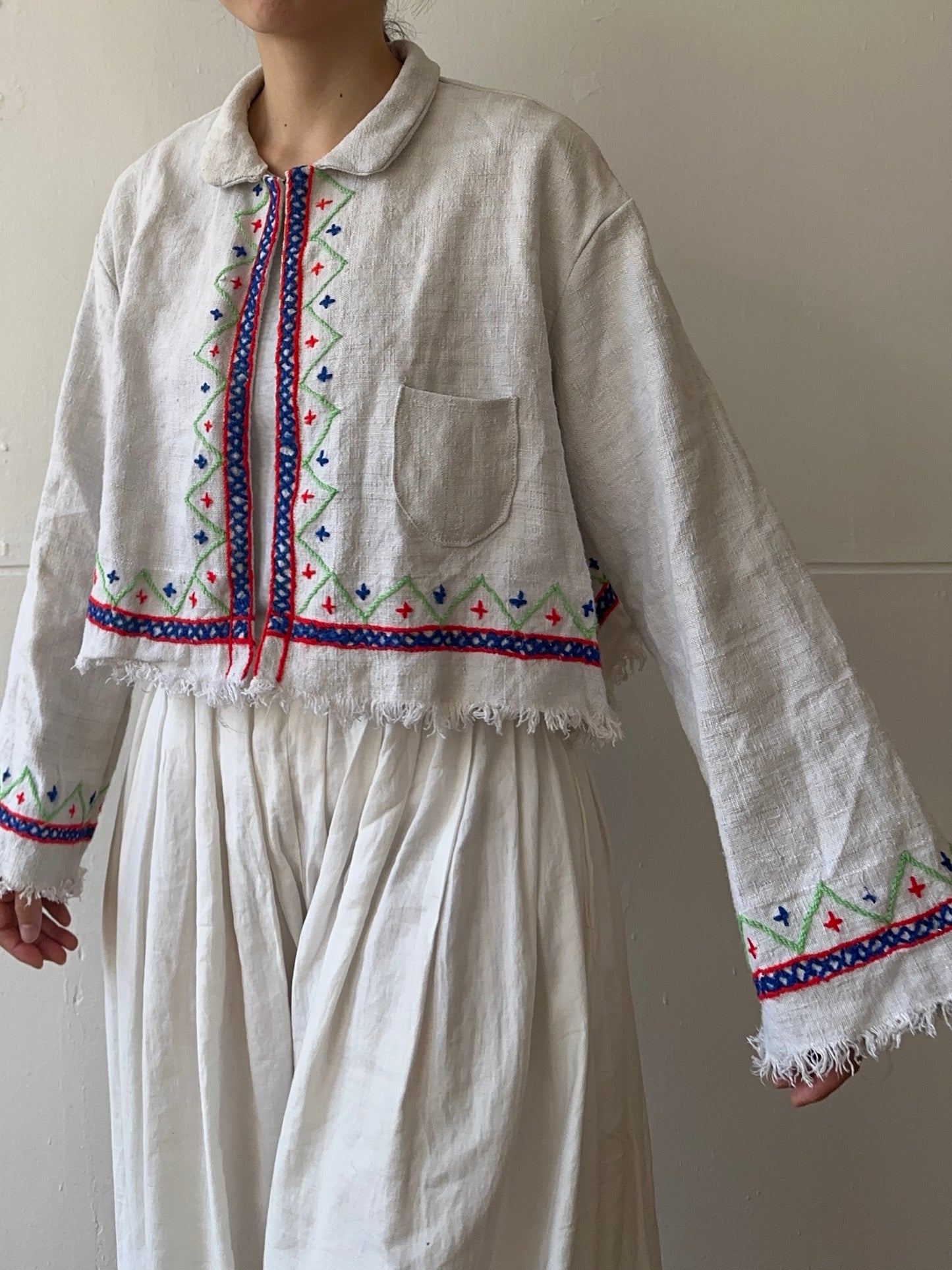 giacca corta in lino vecchio cucita a mano