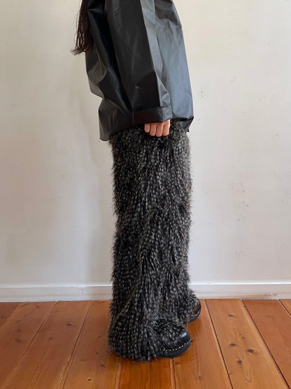 old fur pants / peacock black