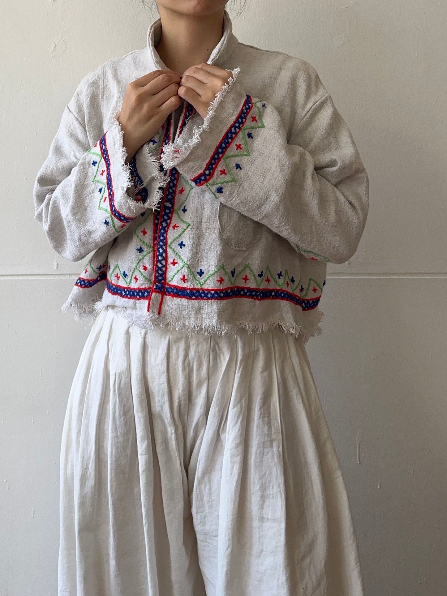 giacca corta in lino vecchio cucita a mano