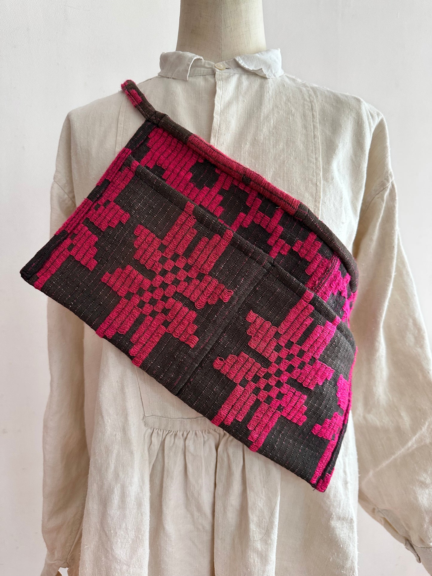 old coverlet work apron / black×pink