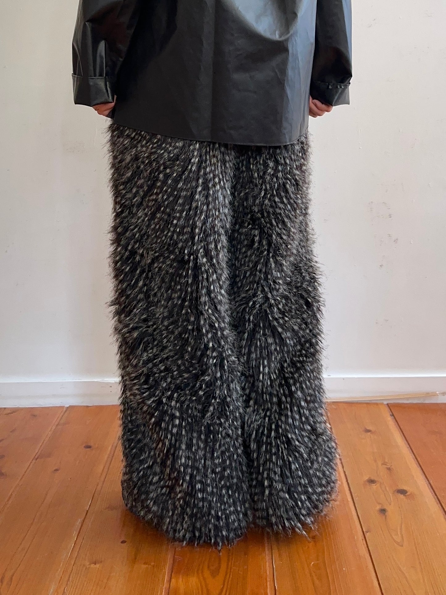 old fur pants / peacock black