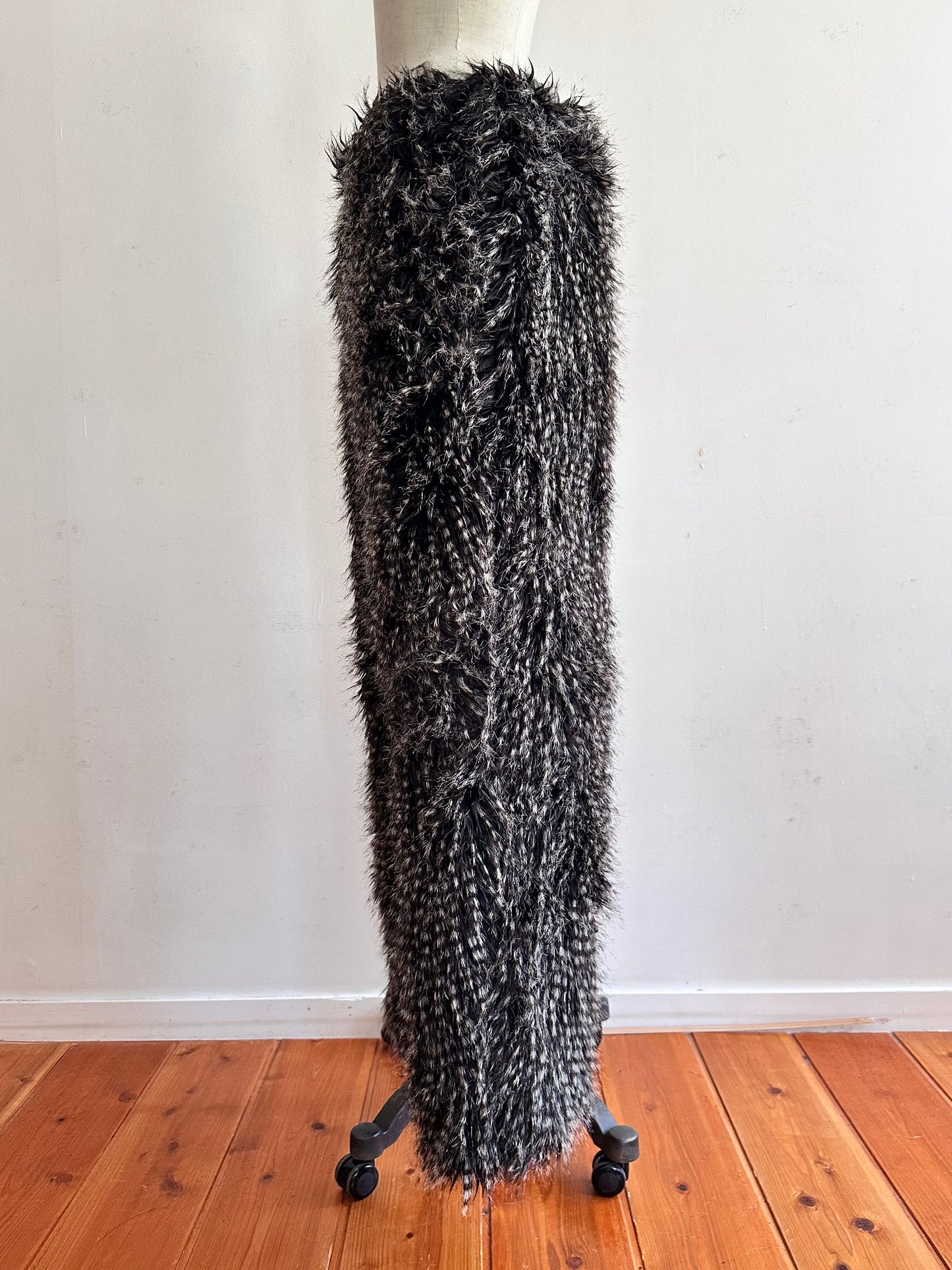 old fur pants / peacock black